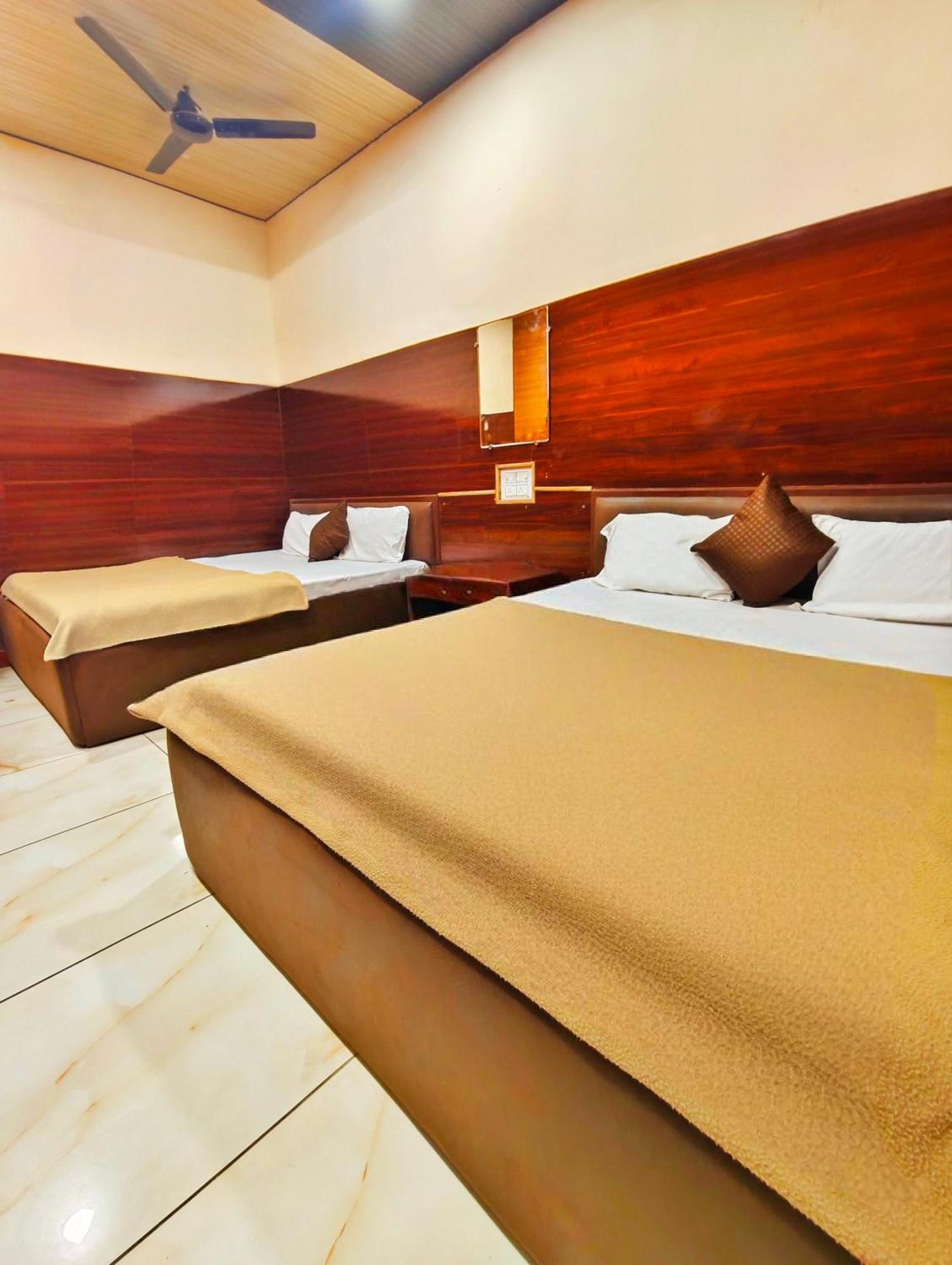 Hotel Om Palace อุจเจน ภายนอก รูปภาพ